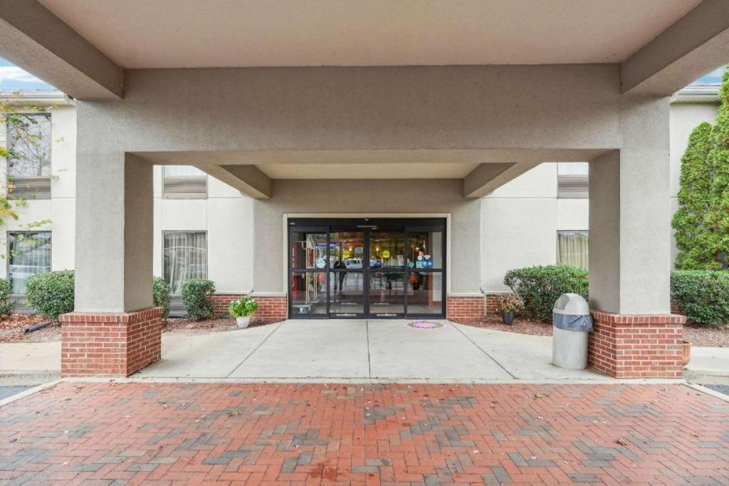 דוסונוויל Quality Inn & Suites מראה חיצוני תמונה