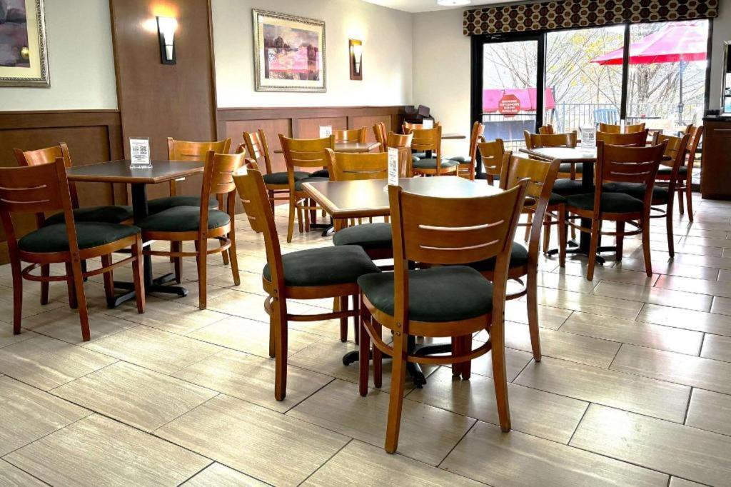 דוסונוויל Quality Inn & Suites מראה חיצוני תמונה