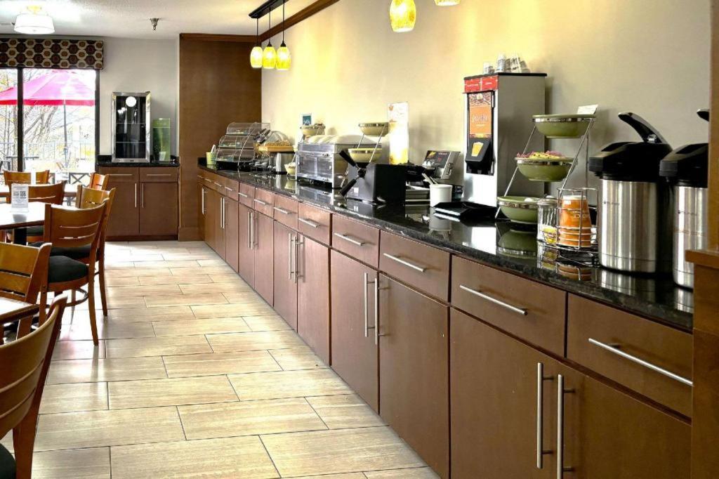 דוסונוויל Quality Inn & Suites מראה חיצוני תמונה
